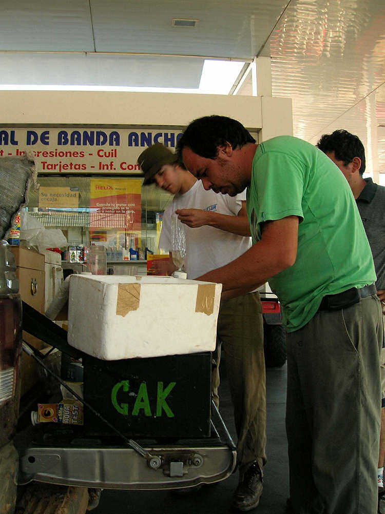 Tartagal: un alto en una gasolinera, para acondicionar los peces antes de enviarlos a Buenos Aires en autobús.