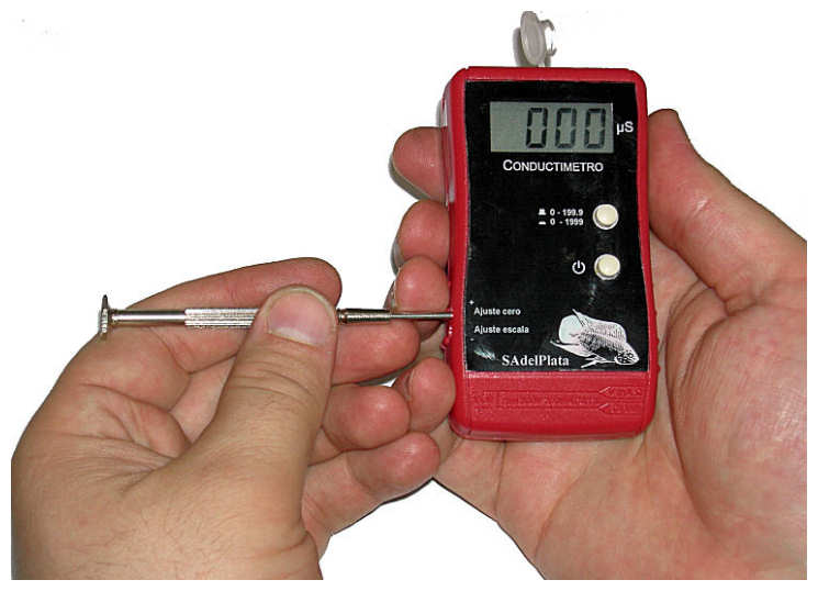 Ajuste del cero del Es un instrumento que permite la medición de la conductividad de un líquido. También son llamados ocasionalmente conductivímetros.mediante un destornillador apropiado.