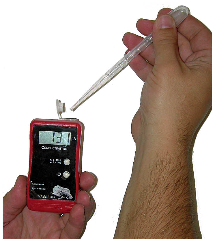 Vista del Es un instrumento que permite la medición de la conductividad de un líquido. También son llamados ocasionalmente conductivímetros.con la primer celda mostrando como se agrega el líquido a medir.